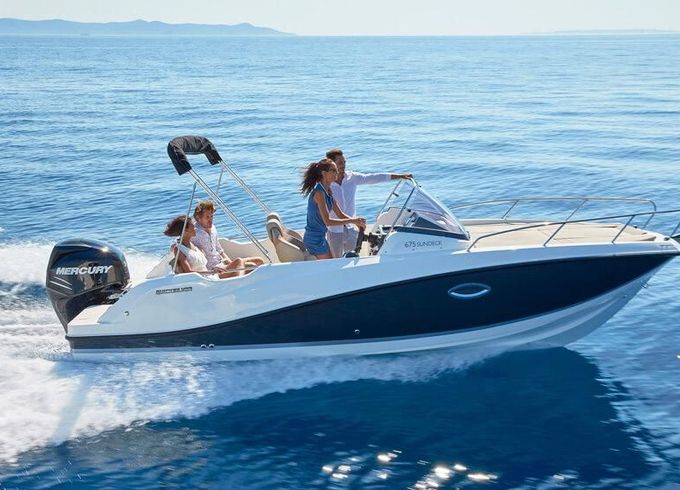 Quicksilver 675 Sundeck + Mercury F150 SUR COMMANDE
