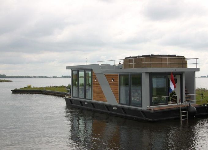 Houseboat Friesland 12.75 X 4.50 (inboar