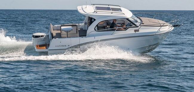 Motorboat Beneteau Antares 8