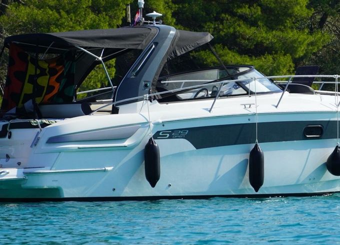 Motorboat Bavaria S29 300hp