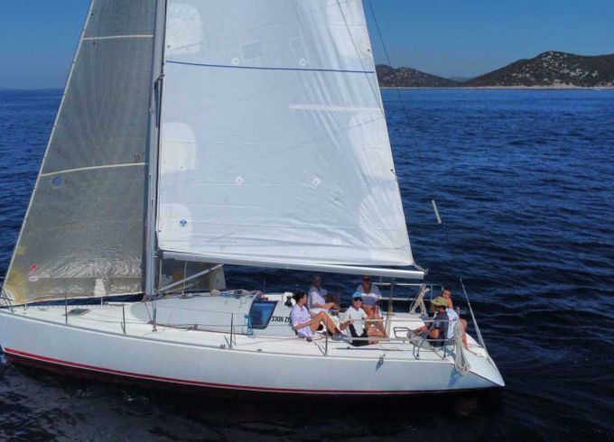 Sailboat Jeanneau 35 10.6m