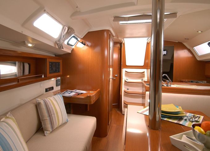 Sailboat Beneteau Oceanis 34 10m