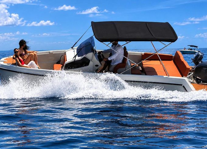 Motorboat Protagon Space 25 300hp