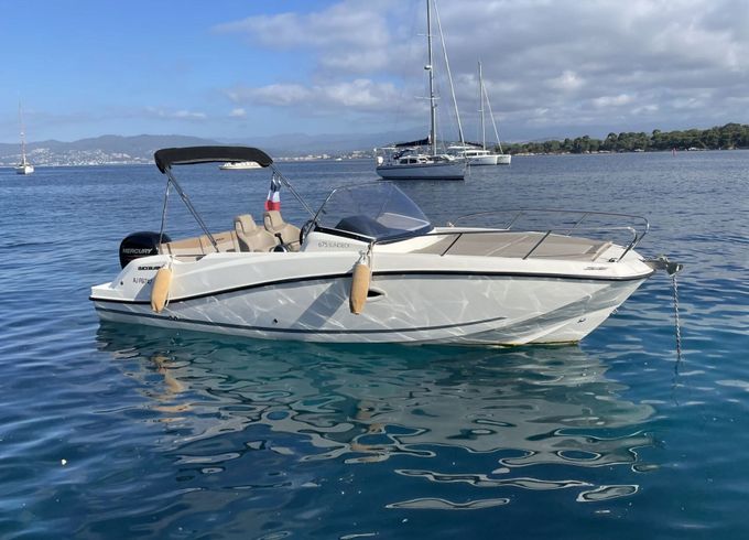 Motorboat Quicksilver Activ 675 Sundeck 150hp