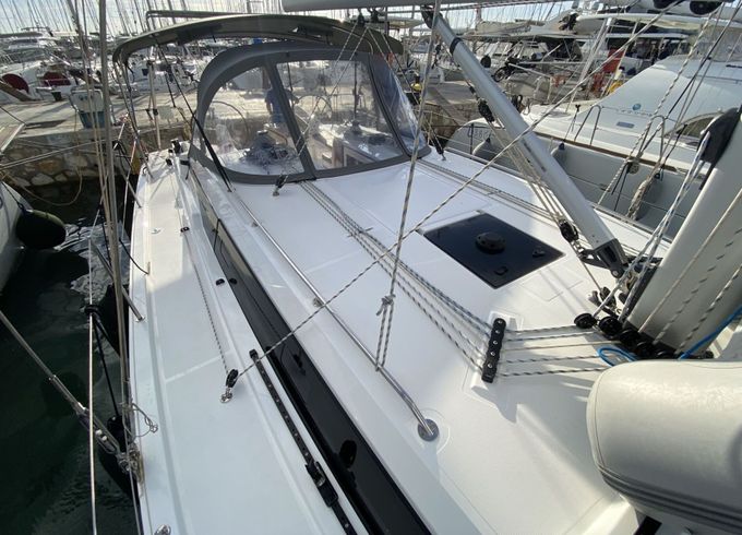 Sailboat Bavaria C42 12m
