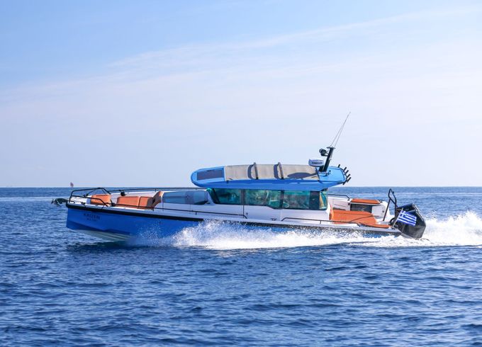 Motorboat Axopar 37XC Cross Cabin 600hp
