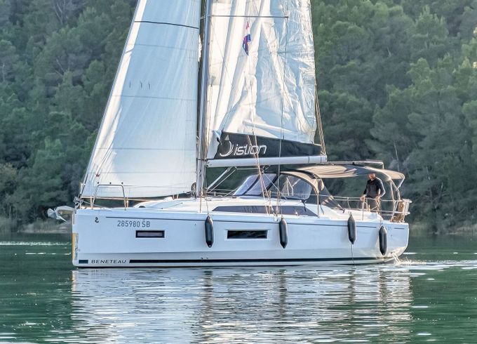 Sailboat Bénéteau Oceanis 37.1 11m