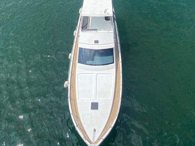Motor yacht custom 2005 360hp