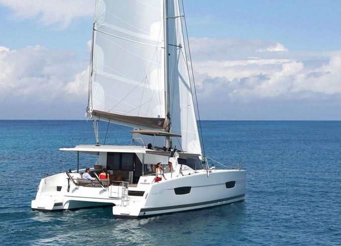 Catamaran Fountaine Pajot Lucia 40 11m