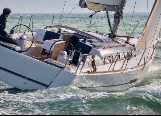 Sailboat Dufour 350 9.98m