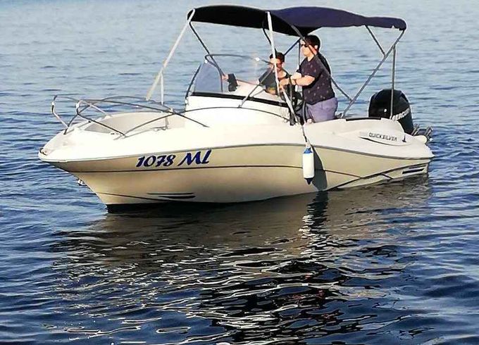 Motorboat Quicksilver Activ 555 Cabin 100hp