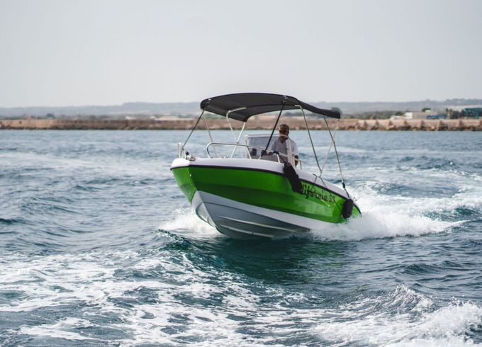 Boat without licence  Los Angeles California 5.7 40hp