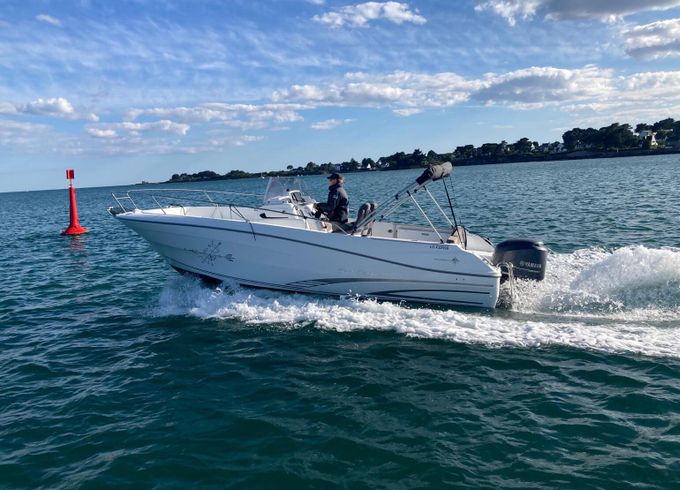 Motorboat Jeanneau Superbe Cap Camarat 7.5 open 225hp