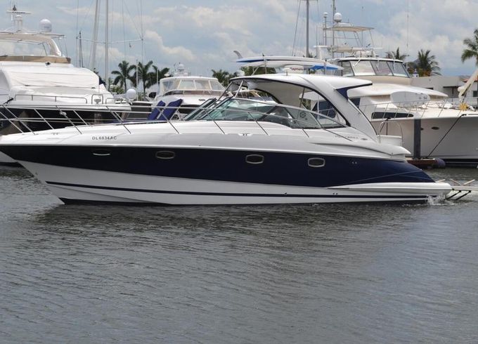 Motorboat Doral 2010 700hp