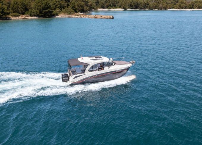 Motorboat Beneteau Antares 9 400hp