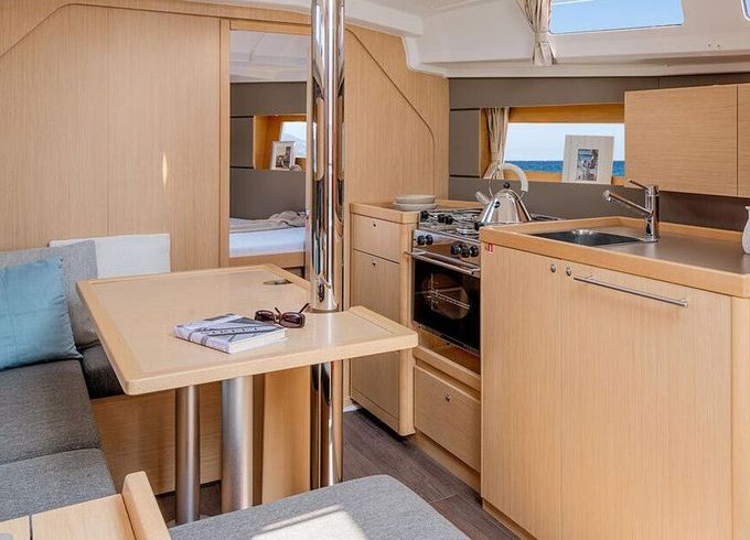 Sailboat Oceanis 35 10m