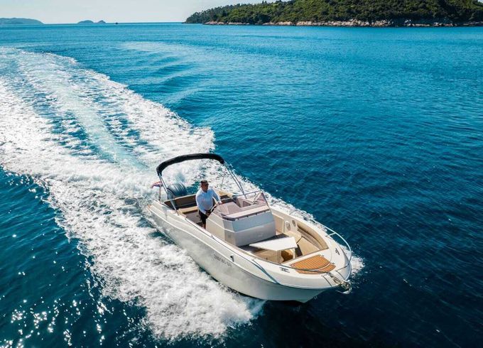 Motorboat Atlantic Marine 750 300hp