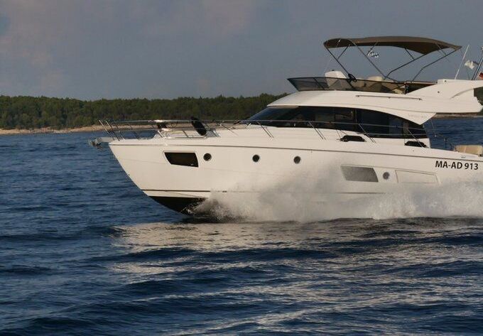 Motor yacht Bavaria Yachtbau Bavaria Virtess 420 Fly 870hp
