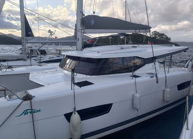 Catamaran Fountaine Pajot Isla 40 11m