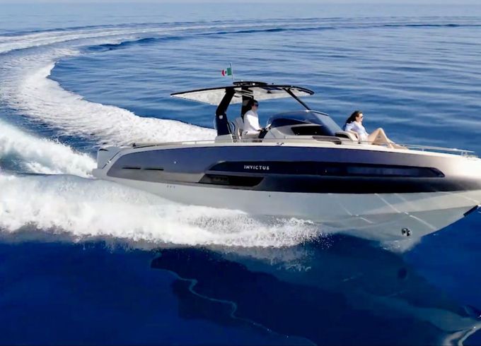 Motorboat Invictus GT280s 400hp