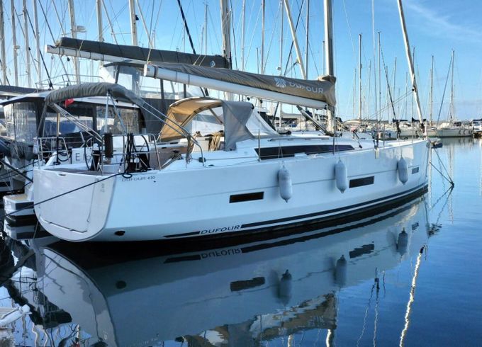 Sailboat Dufour 430 13m