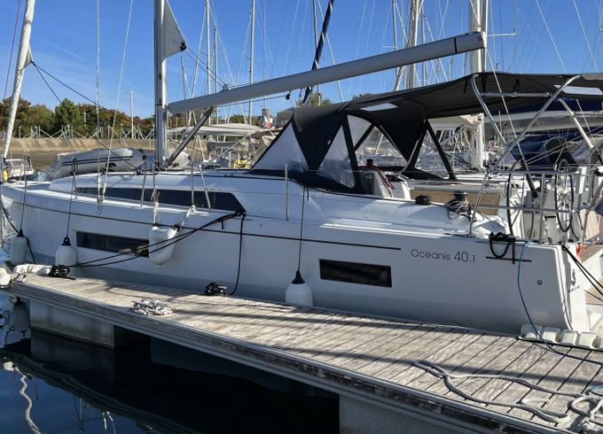 Sailboat Beneteau Oceanis 40 12m