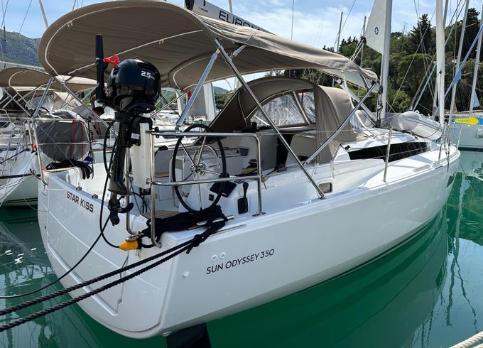 Sailboat Sun Odyssey 350 10m