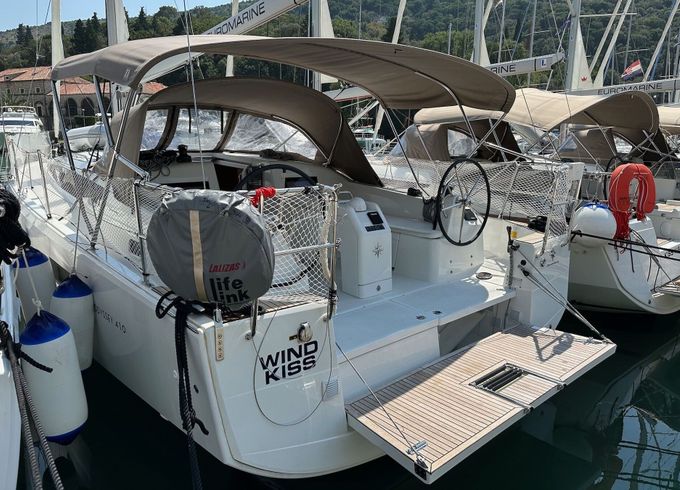 Sailboat Jeanneau Sun Odyssey 410 12m