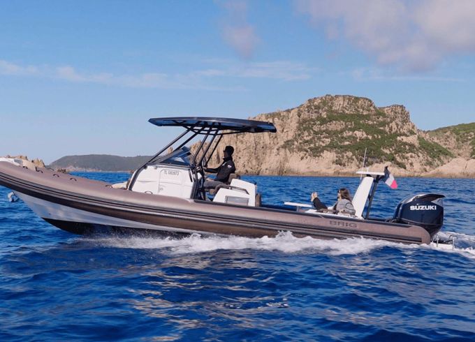 Motorboat Brig Eagle 10 700hp
