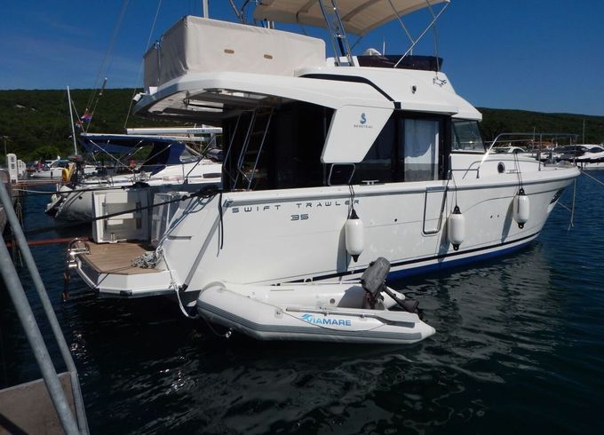 Motorboat Swift Trawler 35 425hp