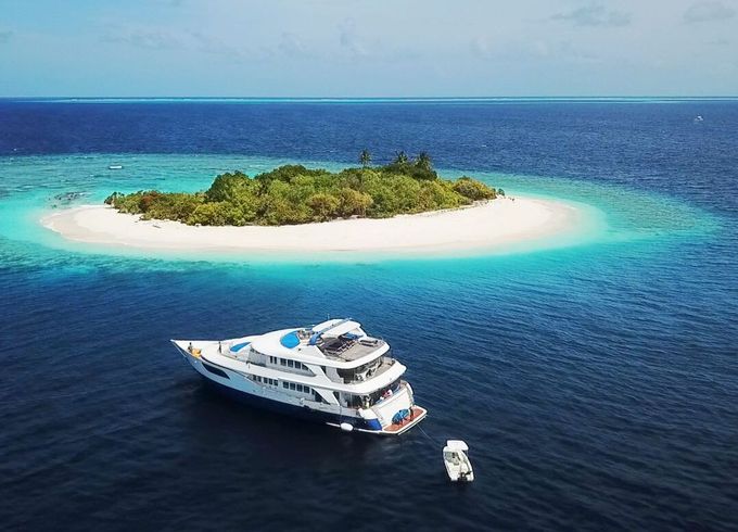 Motor yacht Honors Legacy Maldives yacht 33 500hp
