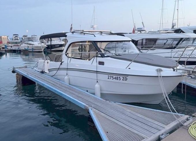 Motorboat Beneteau Antares 8 250hp