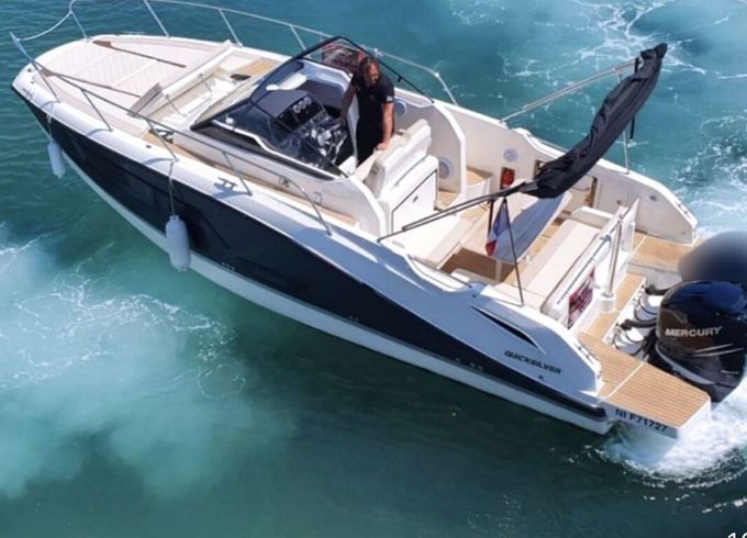 Motorboat Quicksilver Activ 875 Sundeck 500hp