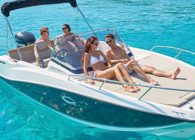 Motorboat Quicksilver Activ 675 Sundeck 200hp