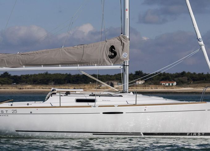 Sailboat BENETEAU FIRST 25 7m