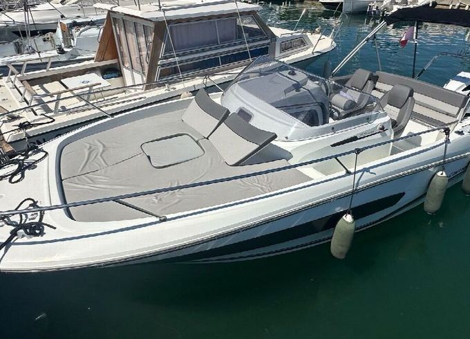 Motorboat JEANNEAU CAP CAMARAT 7.5 250hp