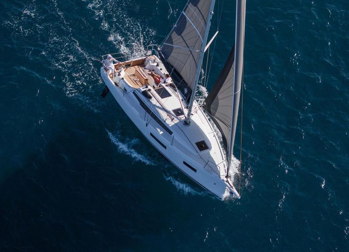 Sailboat Sun Odyssey 350 10m