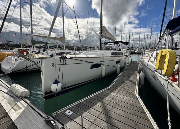 Sailboat Bénéteau Oceanis 38.1 11m