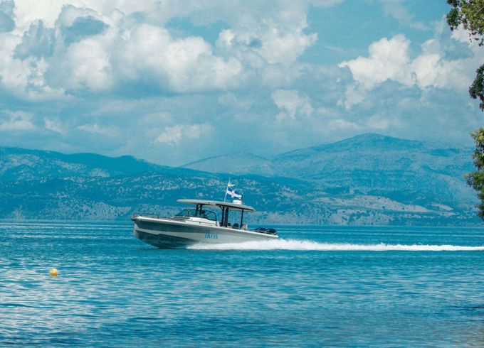 Motorboat Axopar 37 Sun Top 700hp