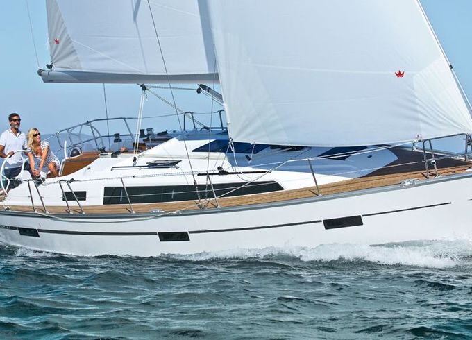 Sailboat BAVARIA Cruiser 37 R 11.3m
