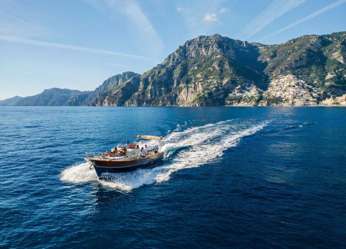 Motorboat Gozzo campano Leucosya 30 sport cruiser 350hp