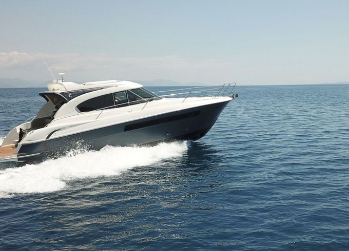 Motorboat Bavaria 41 Sport 600hp