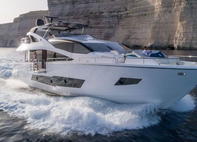 Motorboat Sunseeker 86 Yacht 960hp
