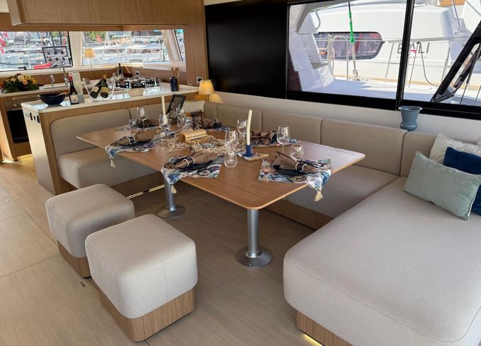 Catamaran Bali 5.8-5 cabin 17m