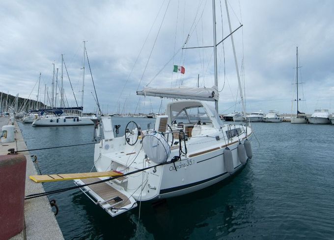 Sailboat BENETEAU OCEANIS 35.1 10.45m