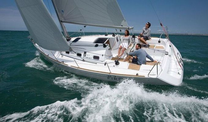Sailboat FIRST 31.7 Q 9.66m