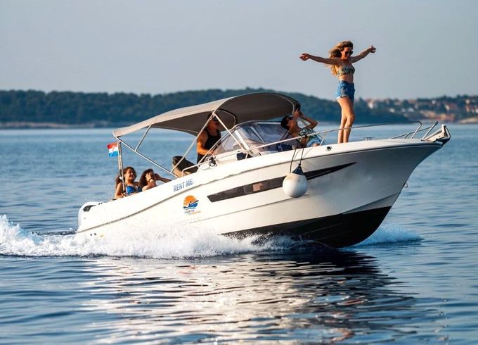 Motorboat Atlantic marine Sun cruiser 690 200hp