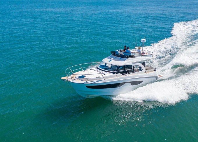Motorboat Beneteau Antares 11 Fly 600hp