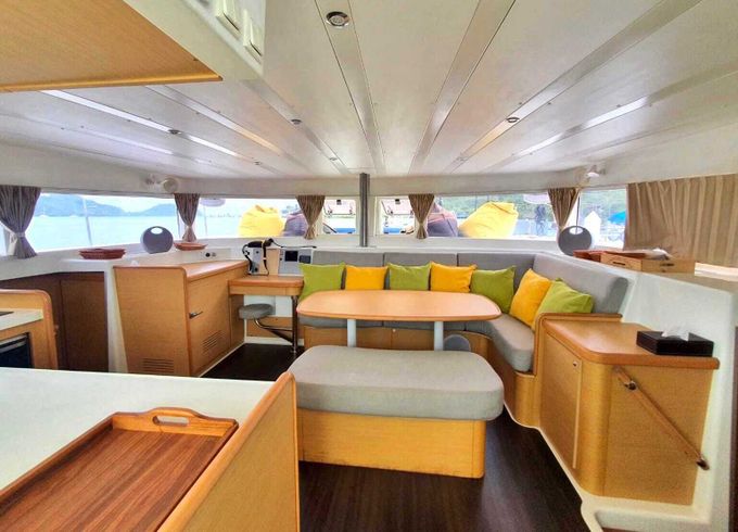 Sailboat Lagoon 420 13m