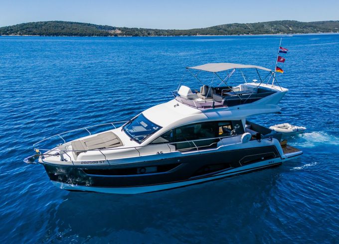 Motor yacht Sealine Sealine F430 880hp